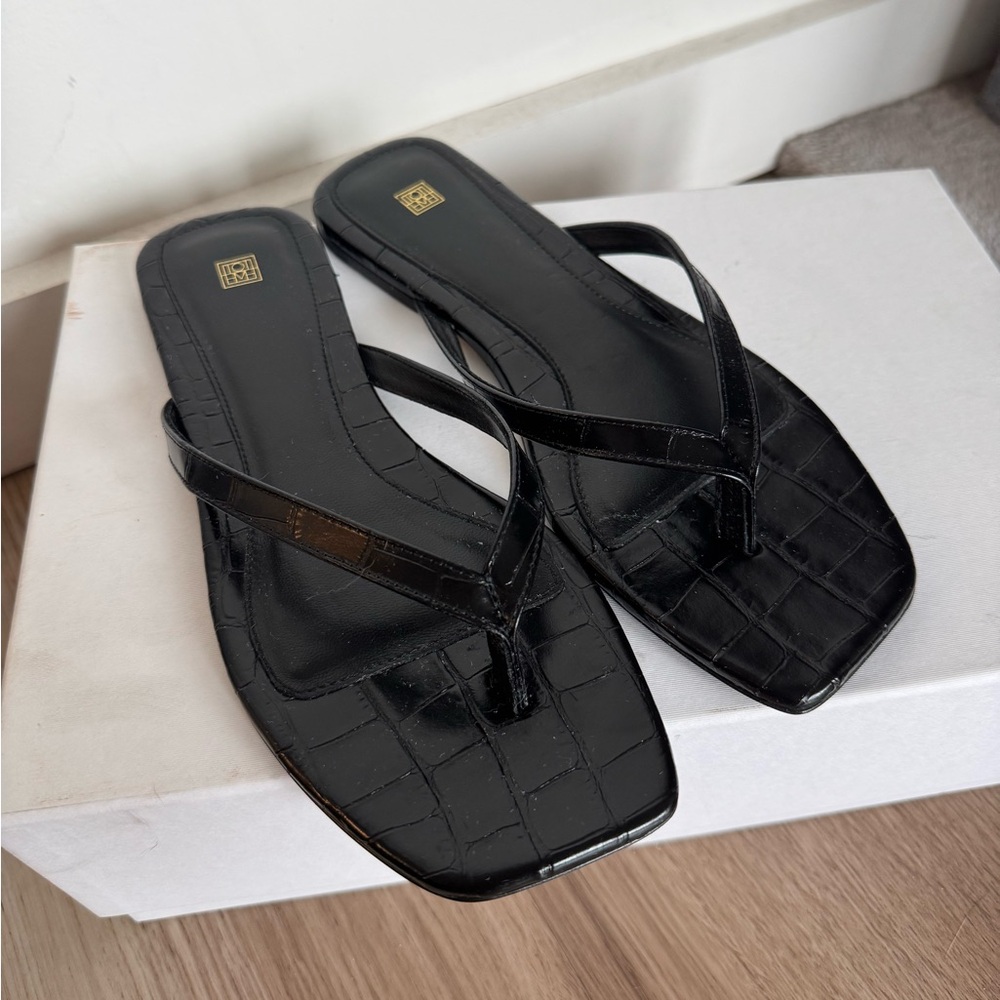 TOTEME LEATHER FLATS